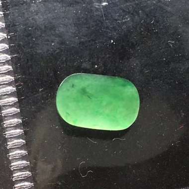 满色阳绿马鞍,尺寸:10.6*6.8*3.1mm,种水佳，水润通透，色泽浓郁，可镶嵌戒指。H15