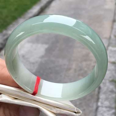 冰种底色正圈，尺寸57.2-15.9-6.8，水润细腻，种老冰透，底子干净清爽，完美