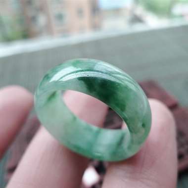 111723A货翡翠完美好种飘绿戒指，水头足，颜色清爽，形体漂亮，质地细腻，佩戴效果优美迷人，尺寸1