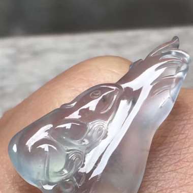 高冰种松鼠，尺寸：26.4*16.6*5.4mm，水润冰透，白雅起光，造型独特。H14