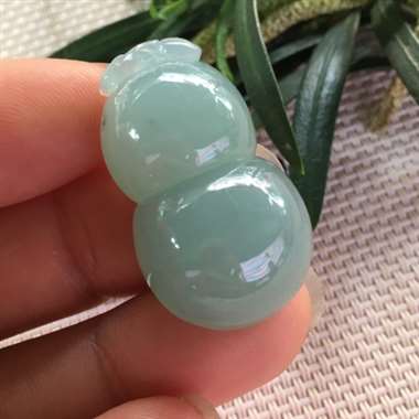 翡翠A货：冰种.淡绿色.葫芦！料子清爽.细腻水头十足.饱满厚装.完美无纹裂.尺寸：31.6mm18.