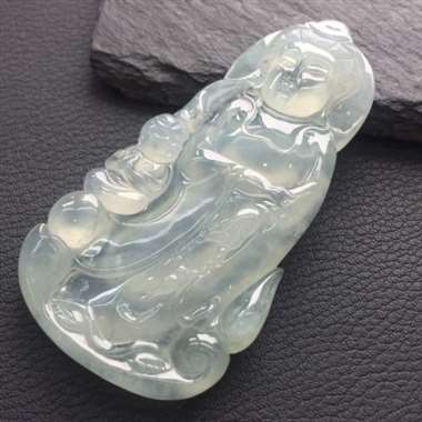 冰种观音，精工细作，底色均匀。