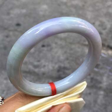翡翠A货：糯种.紫罗兰手镯.圆条正圈.色彩纷呈.条形好.水润光泽.完美.尺寸：55.6mm10.7m