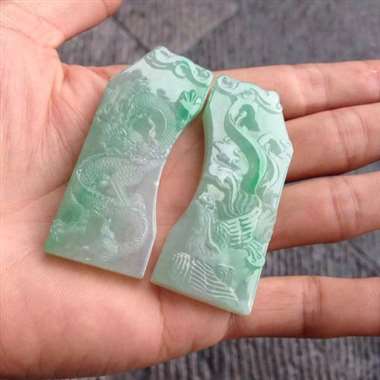 冰种飘绿，一对龙凤吊牌，龙凤呈祥 成双成对 冰糯带色巧雕牌子 尺寸：凤60.7x26.4x9.6mm