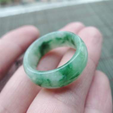111723A货翡翠完美好种飘绿戒指，水头足，颜色清爽，形体漂亮，质地细腻，佩戴效果优美迷人，尺寸1