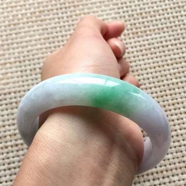 冰浅紫底阳绿正装手镯，口径：55.8*14*8.7，68.78g，有纹无抠感，不影响佩戴效果！