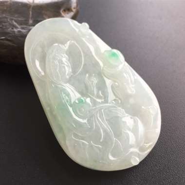 冰糯种飘绿观音挂件,底部有微纹,尾图可见。尺寸:60.3*38.7*7.1 冰糯种飘绿观音挂件,底部有微纹,尾图可见。尺寸:60.3*38.7*7.1