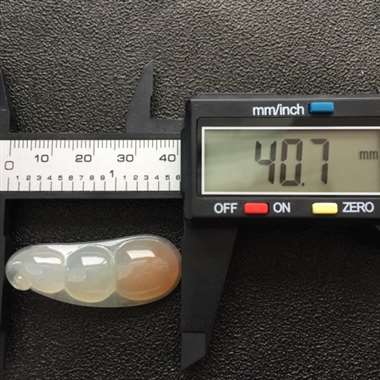 冰种飘花四季豆吊坠 尺寸：40.7×16.5×8.6mm