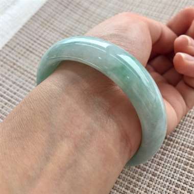 糯种飘花完美正圈手镯。 糯种飘花完美正圈手镯。