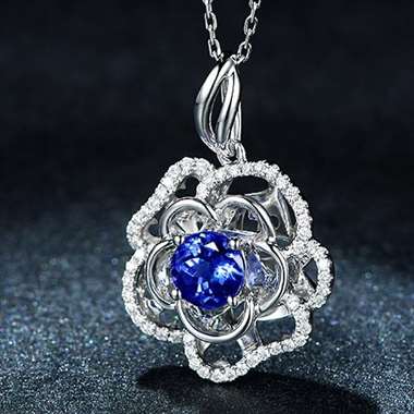 1.35ct坦桑石吊坠，18K镶嵌5A品质深邃明艳，主石1.35ct，钻石0.28ct，此款不含链、