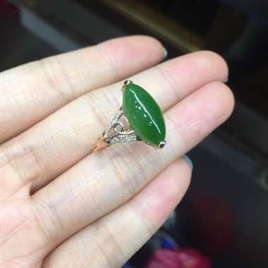 俄罗斯碧玉戒指，小清新马眼形，清新淡雅，秀气十足，18k金镶嵌天然钻石，玉质温润油亮，碧绿水润，水头