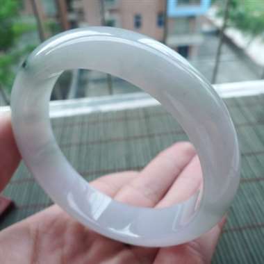 111810A货翡翠精美清爽正装手镯#cy，圈口57.6mm，通透细腻，水头好，色泽清爽，版型厚装，