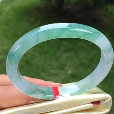 贵妃，冰种飘绿，尺寸54.0-9.0-6.6，水润冰透，种老起光，飘花灵动飘逸，底子干净清爽，完美