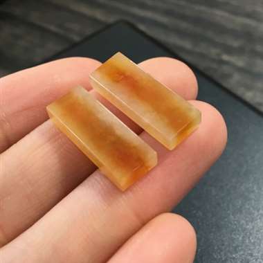 一对红翡方牌，完美色阳，底庄细腻，镶嵌后翻倍，性价比高，推荐，尺寸19.3*7.2*3.3mm，重量