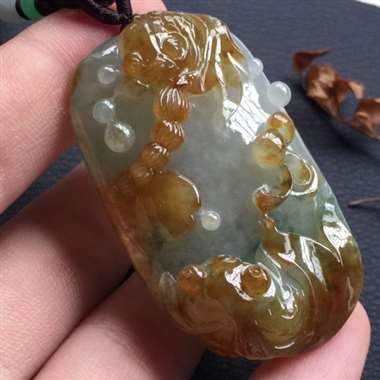 黄翡年年有余挂件，种质细腻，雕工巧妙，厚装大气，完美无暇。