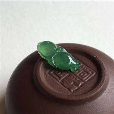 冰种 满绿 金鱼 冰种 满绿 金鱼 起光 质地细腻 冰透感好 水头足 雕刻工艺精湛 小可爱 少少晶体