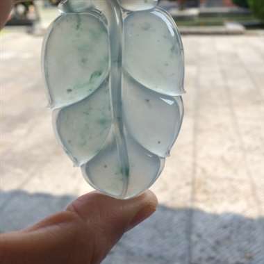 缅甸翡翠A货，事业有成，高冰大装的金枝玉叶，高质量又大气，喜欢的赶紧下手吧。尺寸66/44/9