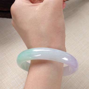 17041505#正圈尺寸：55.8x11.2x6.7mm 细润翠色镯，很温润的料子，清爽，紫底带翠
