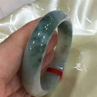 A1⃣️1⃣️，55.7圈口正圈手镯，飘兰花，底庄十分细腻，版型好，有个小竖纹（末图），介意勿拍，尺