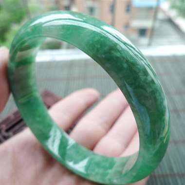 111812A货翡翠精美好种满色豆绿正装手镯cy，圈口57.3mm，有种有色，色泽阳气，均匀细腻，条
