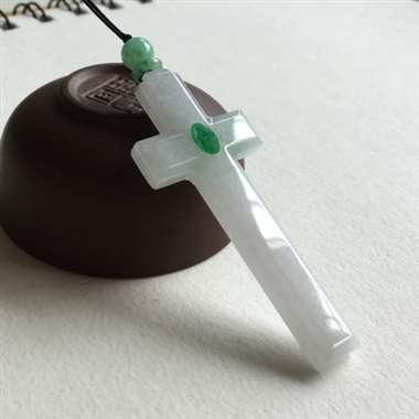 翡翠 十字架✝️ 这是上帝对世人的爱与救赎 是神圣不可侵犯的标志 整体有底色 质地细腻 水润 中间阳