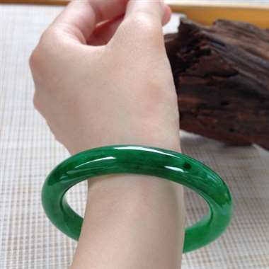 17041535#圆条尺寸：55x9.3x8.6mm 细润辣色镯，精美贵气，满屏都是辣，细腻温润，实