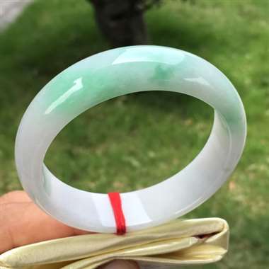 正圈，淡紫底飘绿，尺寸54.5-15.9-7.2，水润细腻，颜色亮丽，底子干净清爽，完美