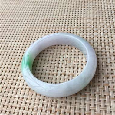 冰浅紫底阳绿正装手镯,口径:55.8*14*8.7,68.78g,有纹无抠感,不影响佩戴效果! 冰浅紫底阳绿正装手镯,口径:55.8*14*8.7,68.78g,有纹无抠感,不影响佩戴效果!