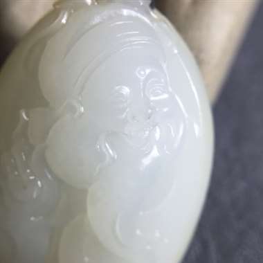 38克独籽料，白度一级，质地细腻，背后满皮 苏工，大师级，工艺绝佳，精细