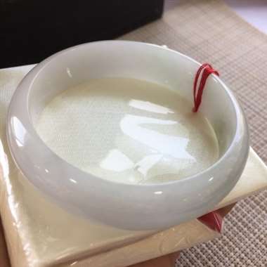 糯种飘点花完美正圈手镯。尺寸：58.6-15.8-8.6
