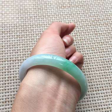 冰飘绿贵妃手镯，口径：55*47.1*10，31.5g
