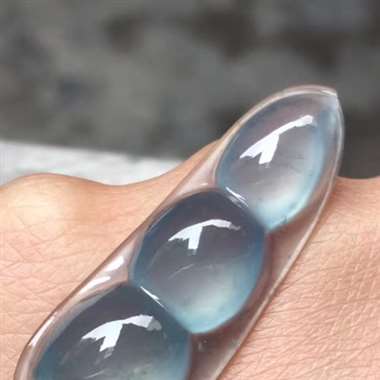 高冰种蓝底福豆，尺寸：35.5*12.2*5.8mm，完美起光，种特老，带蓝底，饱满。H12