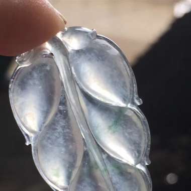高冰种飘花叶子，尺寸：39*22.2*4.2mm，完美无纹裂，冰透起光，品相极佳，有孔可直接佩戴H1