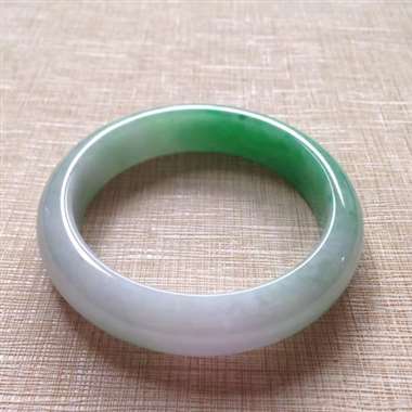 414-1-5正圈尺寸60.4×14.9×9.1mm。(大圈口)一截阳绿平安镯,鲜鲜的绿意,柔滑光嫩 414-1-5正圈尺寸60.4×14.9×9.1mm。(大圈口)一截阳绿平安镯,鲜鲜的绿意,柔滑光嫩