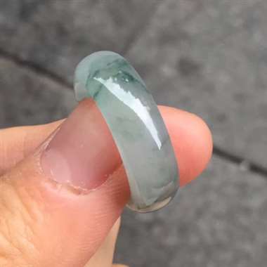 翡翠冰种飘花指环,种水好,完美漂亮,自然光实拍,性价比高,大小:25.6/7.6mm 翡翠冰种飘花指环,种水好,完美漂亮,自然光实拍,性价比高,大小:25.6/7.6mm