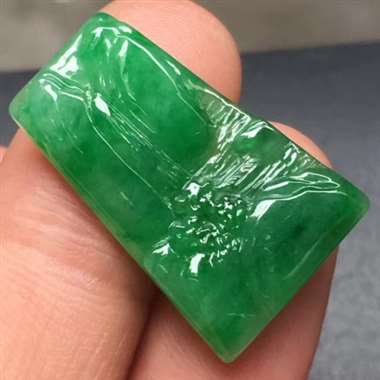 满色山水牌，尺寸:23.2*15.1*3.7mm,种足精雕，水润细腻，色泽辣绿， 寓意极佳。H14
