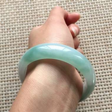 冰飘花贵妃手镯，口径：56*49.7*14.1*6.8，48.26g