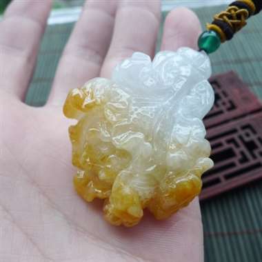 111708老种黄翡招财白菜挂件～百财聚来。种老，玉质细腻，颜色艳丽出彩，有避雕修饰，瑕不掩瑜，佩戴