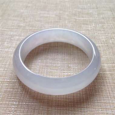 414-1-4正圈尺寸57×15×7.7mm。冰种纯净淡淡的冰紫底平安镯,冰清玉洁,干净明亮,宛如天 414-1-4正圈尺寸57×15×7.7mm。冰种纯净淡淡的冰紫底平安镯,冰清玉洁,干净明亮,宛如天