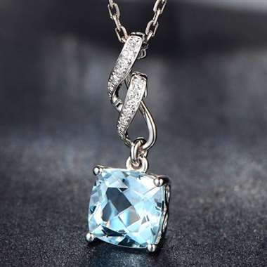 18K天然海蓝宝吊坠，主石2.1ct，配钻0.07ct，金重：0.86g，配证书