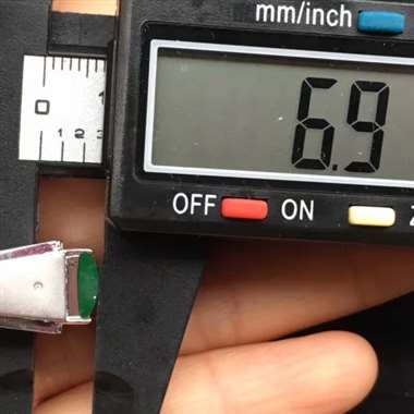 18K金镶嵌冰种满绿马鞍戒指，种好色辣，玉质细腻，饱满圆润，漂亮大气，性价比高，自然光实拍，裸石大小