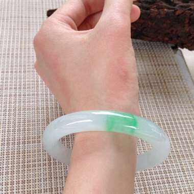 17041405#圆条尺寸：54.7x10x9.4mm 细润翠色镯，很好的一块料子，非常水润，品相清