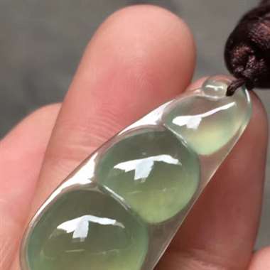冰种油柑地福豆，尺寸：34.2*13.8*7.7mm，完美，水润冰透，形体饱满，可直接佩戴。H15