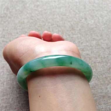 天然翡翠A货冰糯种飘绿完美圆条手镯