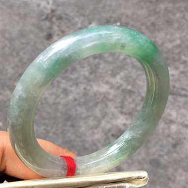 翡翠A货；冰种.飘花.圆条手镯.种老起光.水头.厚装饱满.带雪花棉.完美.无纹裂.尺寸：55.5mm