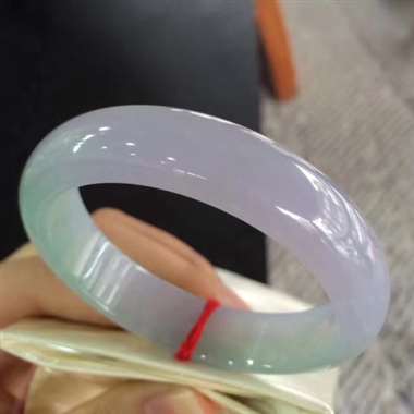 正装春彩冰镯，种老水足，细腻迷人，完美