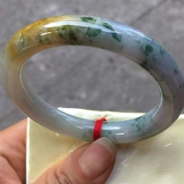 翡翠A货：糯种.三色.黄加绿.圆条.色彩丰富.料子清爽干净.种老水头十足.完美无瑕.尺寸：53.5m