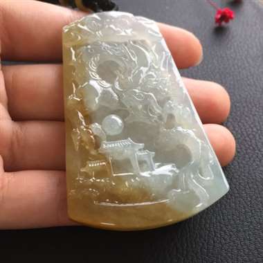 冰糯种黄翡龙行天下，背部大灯有纹、为题可见，不打灯不见。尺寸：64.4*41.1*5.8