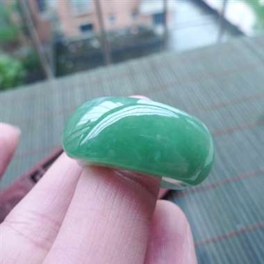 111436A货翡翠完美无纹裂特色满绿马鞍戒指/扳指，圈口18.1mm，玉质细腻，颜色靓丽 尺寸27