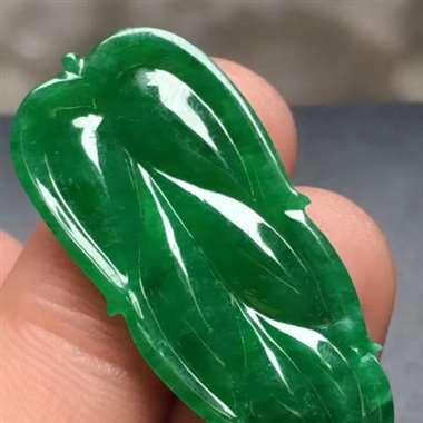 满色辣绿叶子，尺寸:32.5*14.7*3.3mm，种水佳，水润通透，满色辣绿，起胶，有纹裂H12